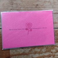 「ママは、ばらの花が好きだな」と彼女は言った。ポストカード