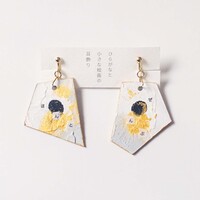 ひらがなと原画の耳飾り