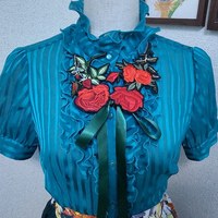 薔薇園の襟飾り